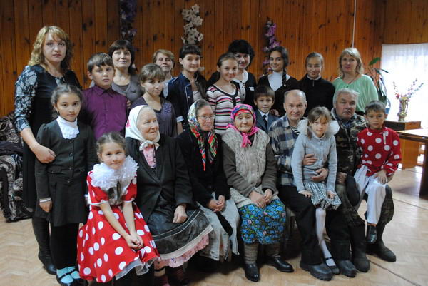 Воспитанники Шемуршинской ДШИ подарили пожилым гражданам Дома престарелых концертную программу
